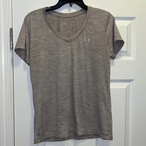 ⭐️Underarmor vneck - Picture 2 of 9